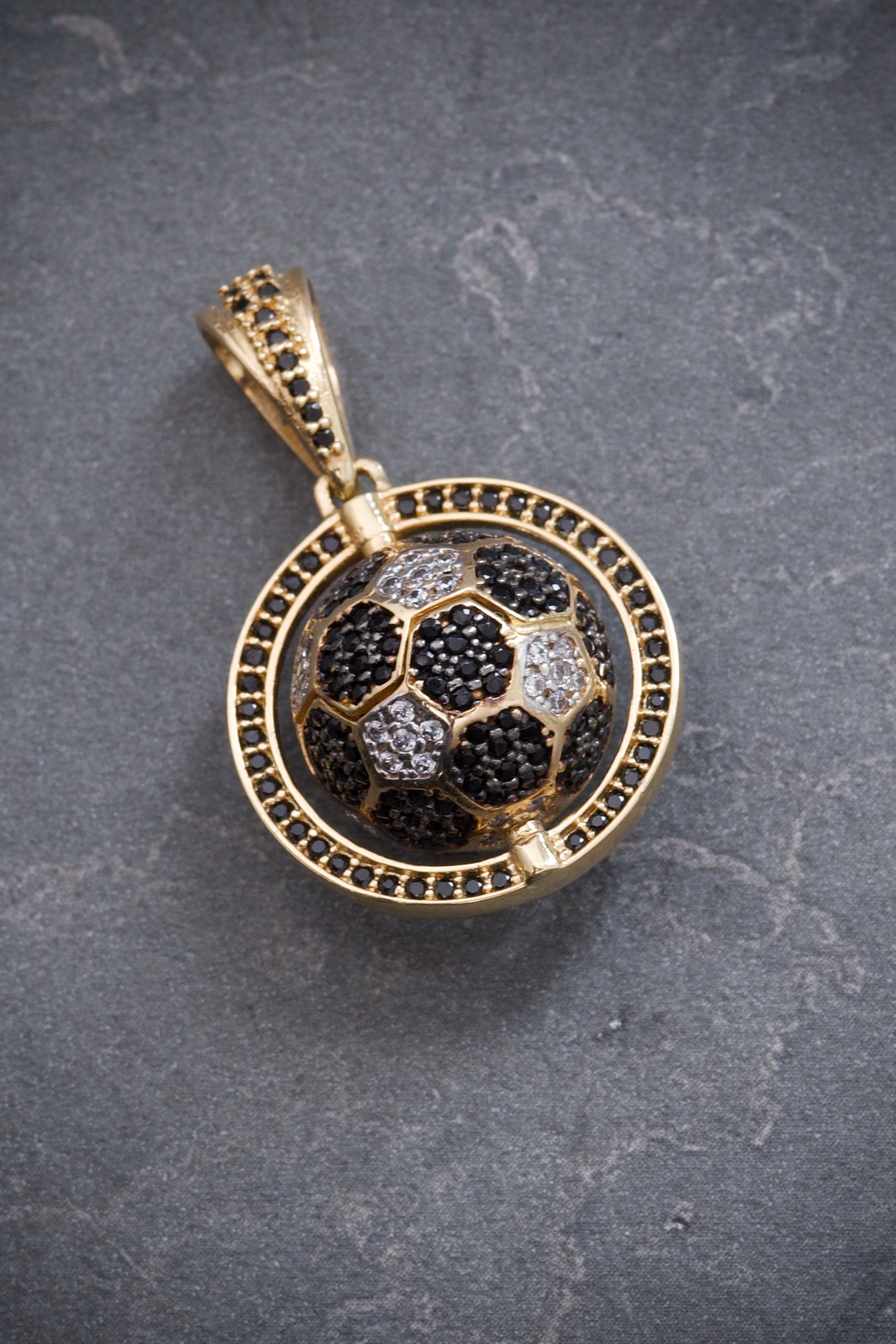 Dije de balon con swarovski blanco y negro 8.95gr / Largo 3cm / Oro Amarillo Nac M