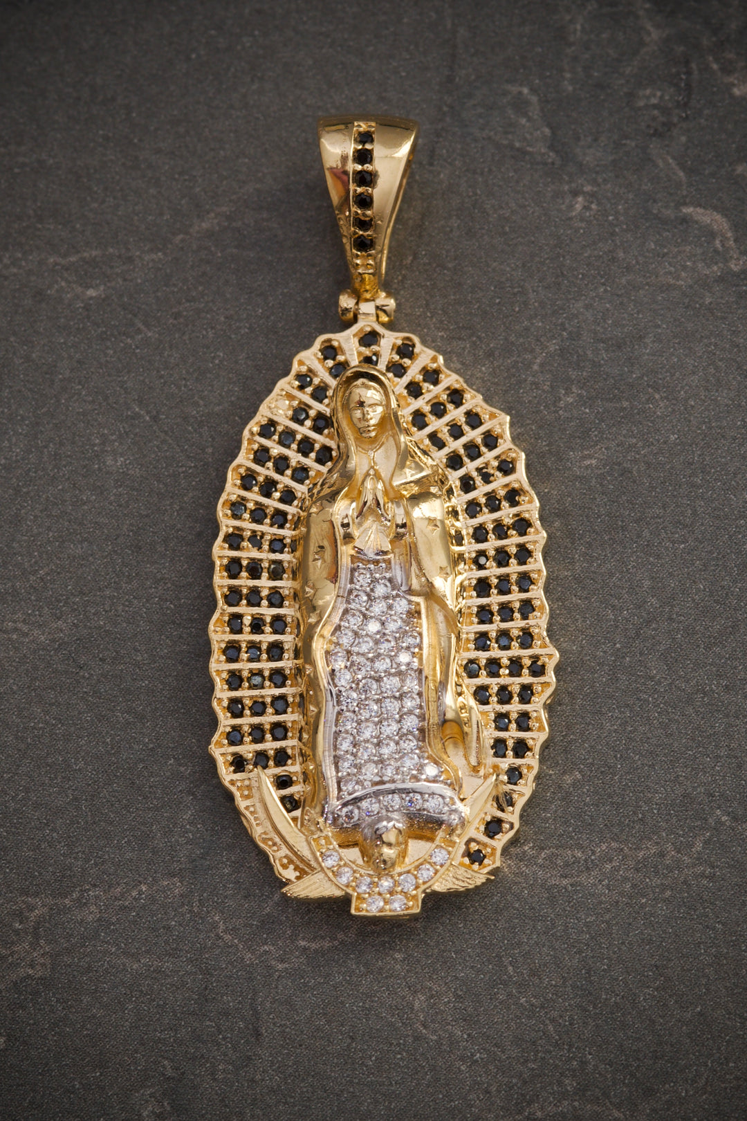 Dije VIRGEN DE GUADALUPE COn Swarovski Blanco Y Negro 9.7gr / LArgo 4.6cm — Oro Amarillo