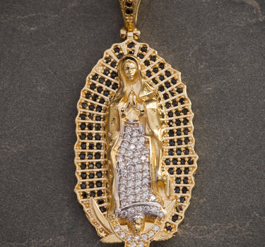 Dije VIRGEN DE GUADALUPE COn Swarovski Blanco Y Negro 9.7gr / LArgo 4.6cm / Oro Amarillo Nac P