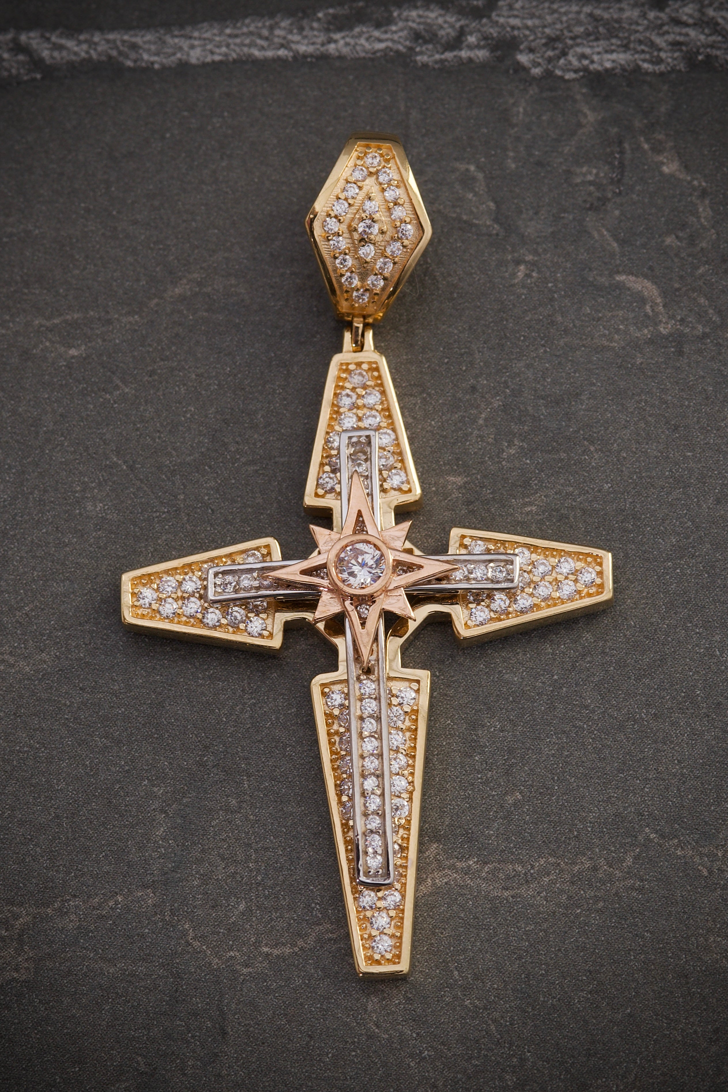 Dije Cruz Rustica con Swarovski blanco 7.9gr / Largo 5.3cm / Tres Oros Nac P