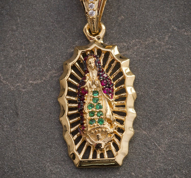 Dije VIRGEN DE GUAdalupe COn Sawrovski FUcsia Y VErde 3.15gr / LArgo 3.1cm / Oro Amarillo Nac P