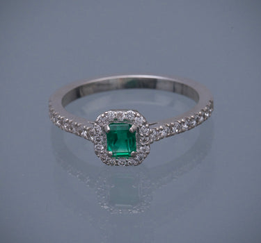 Solitario con 39pts de esmeralda y 51pts de diamantes 4.1gr / TALLA 9 / Oro Blanco Nac (Joya) B