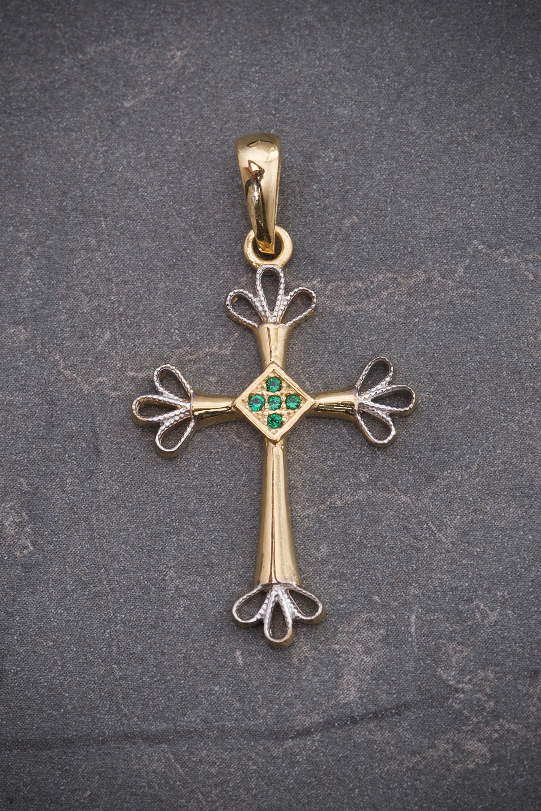 Dije CRUZ RUStica COn SWArovski VErde 1.9gr / Largo 3.4cm — Oro Amarillo