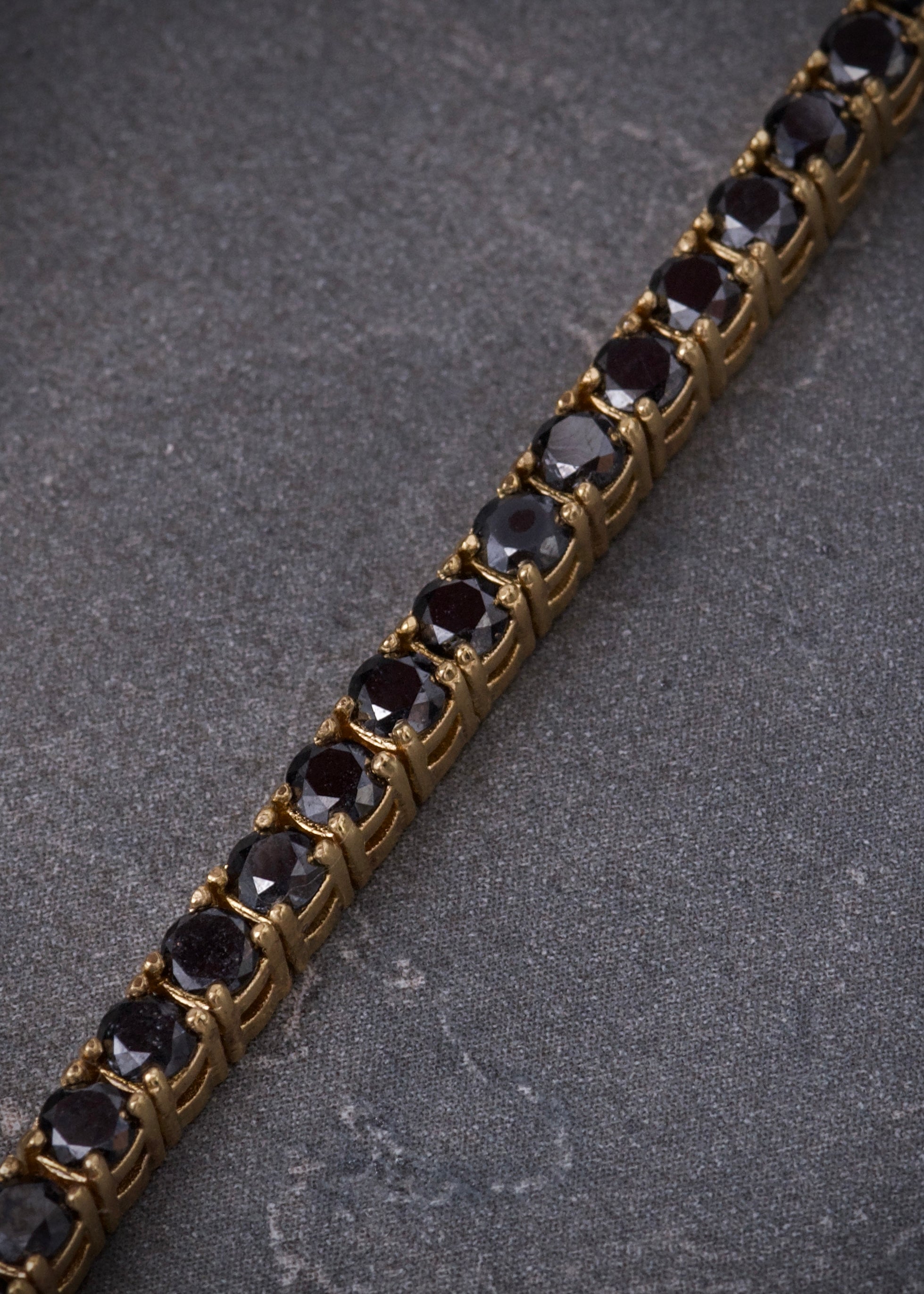 Pulso tenis con 591pts de diamante negro 18.05gr / Largo 20cm / Oro Amarillo Nac (Joya) B