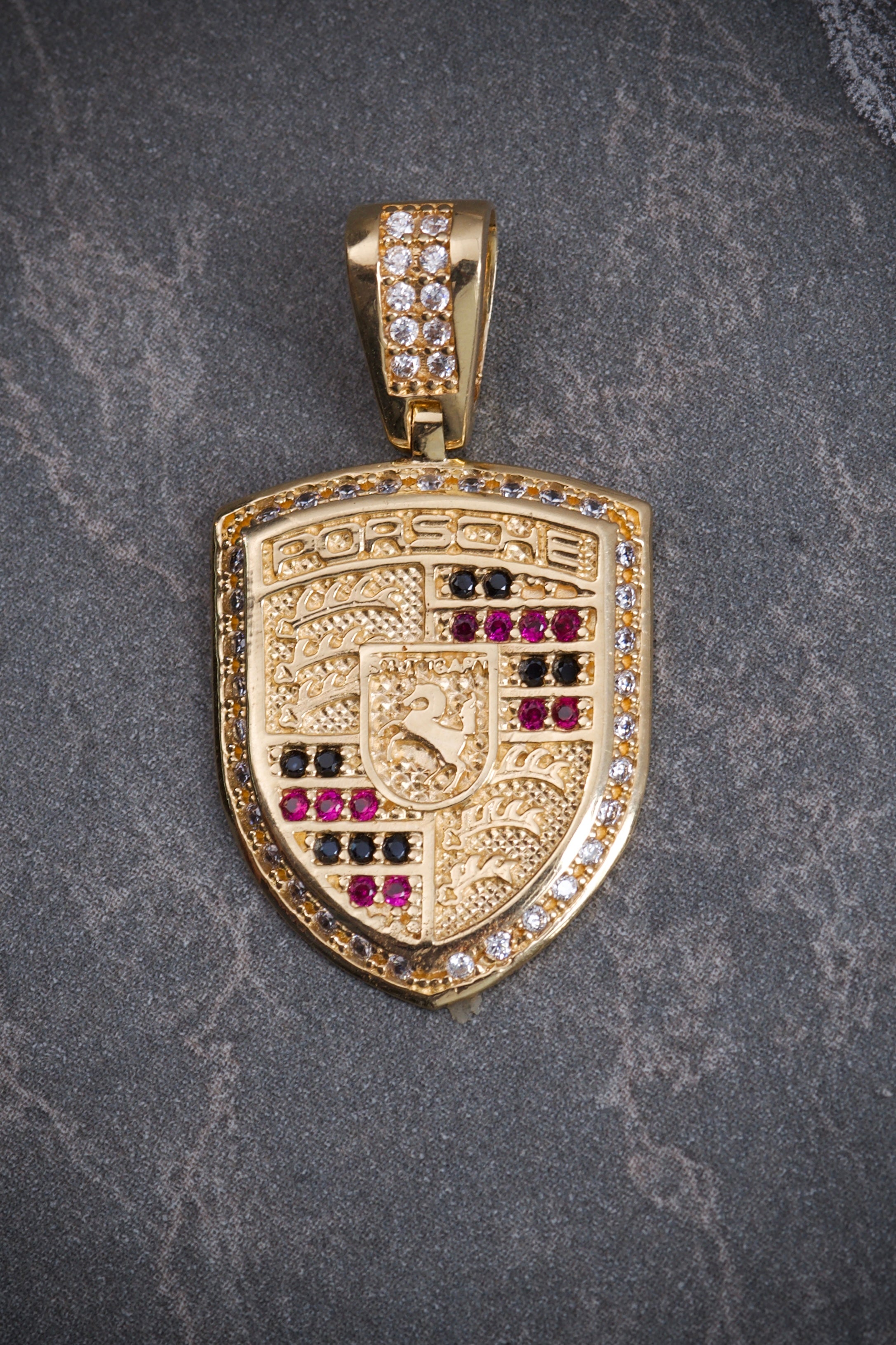 Dije pòrsche con swarovski negro y fucsia 3.8gr / Largo 2.8cm / Oro Amarillo Nac B