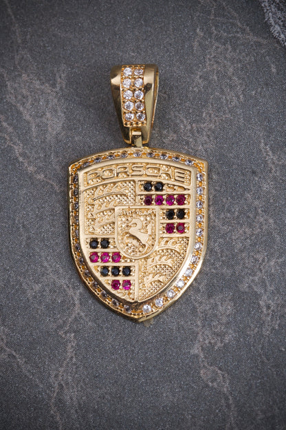 Dije pòrsche con swarovski negro y fucsia 3.8gr / Largo 2.8cm / Oro Amarillo Nac B