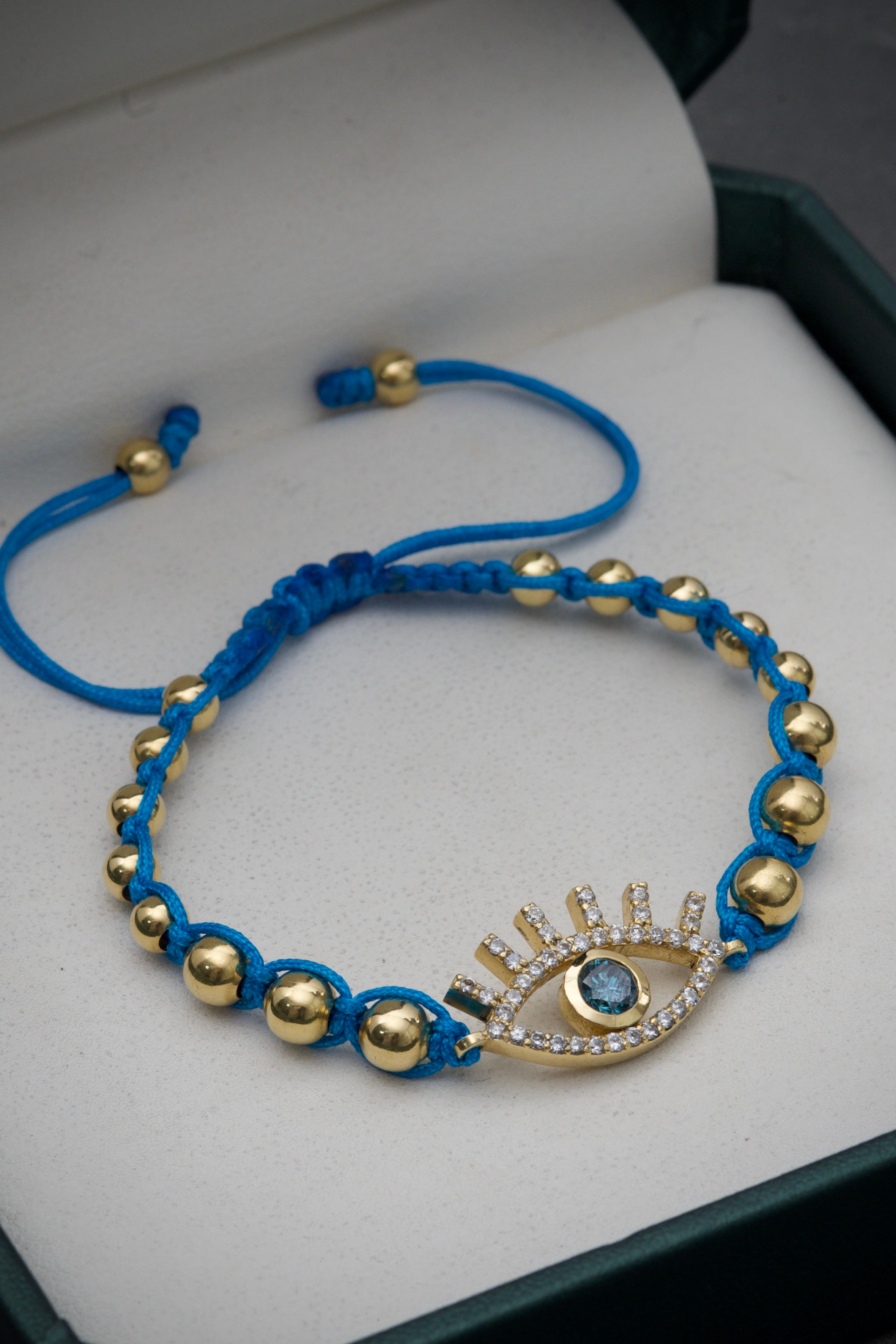 Pulsera en hilo azul con 38pts de diamante azul y 44pts de diamante blanco  4.35gr / Oro Amarillo (Joya) M
