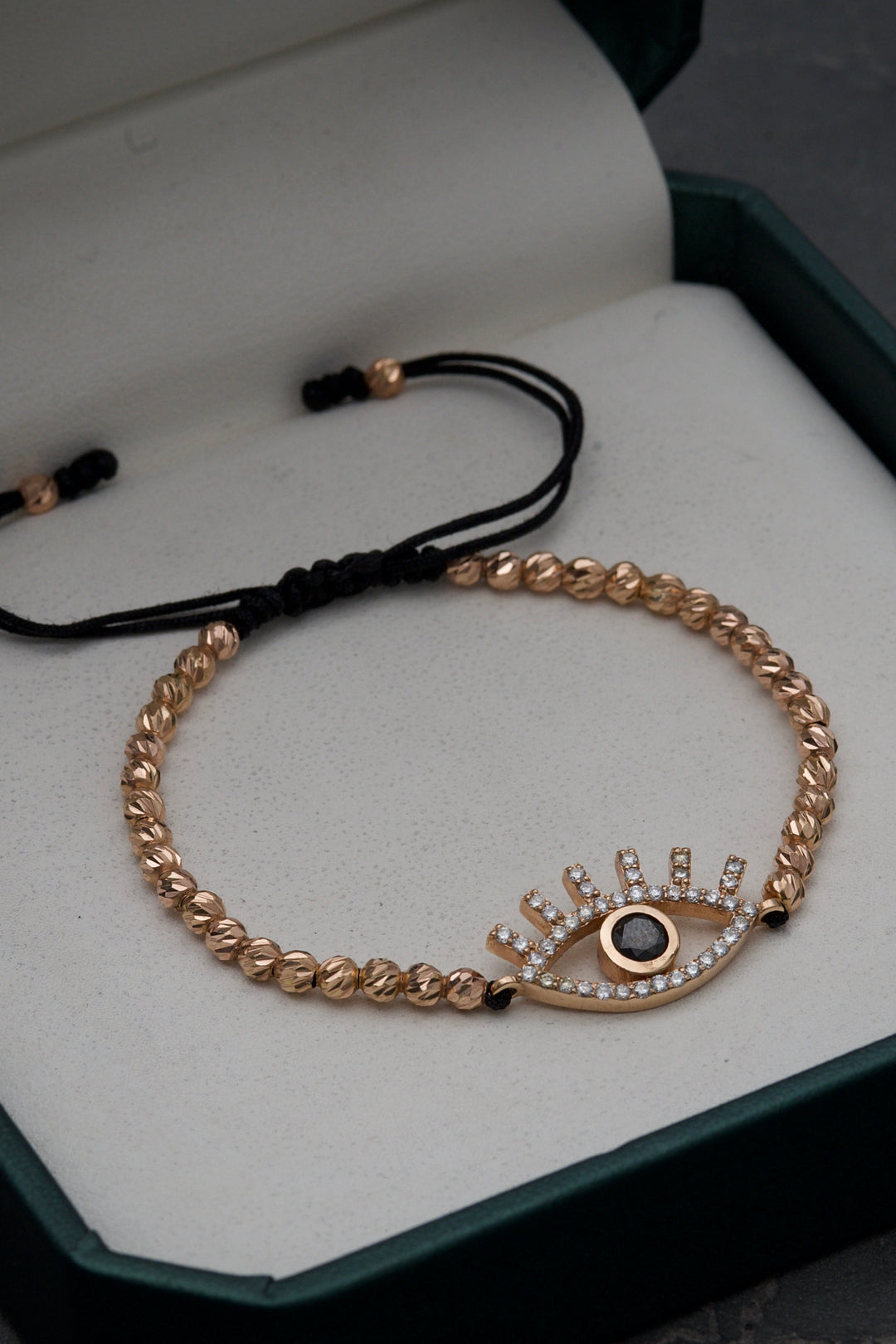 Pulsera en hilo negro con 34pts de diamante negro y 44pts de diamante blanco 4.9gr — Oro Rosado