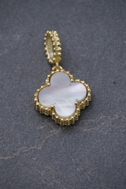 Dije lucky clover piedra blanca 1.05gr / Largo 1.5cm — Oro Amarillo