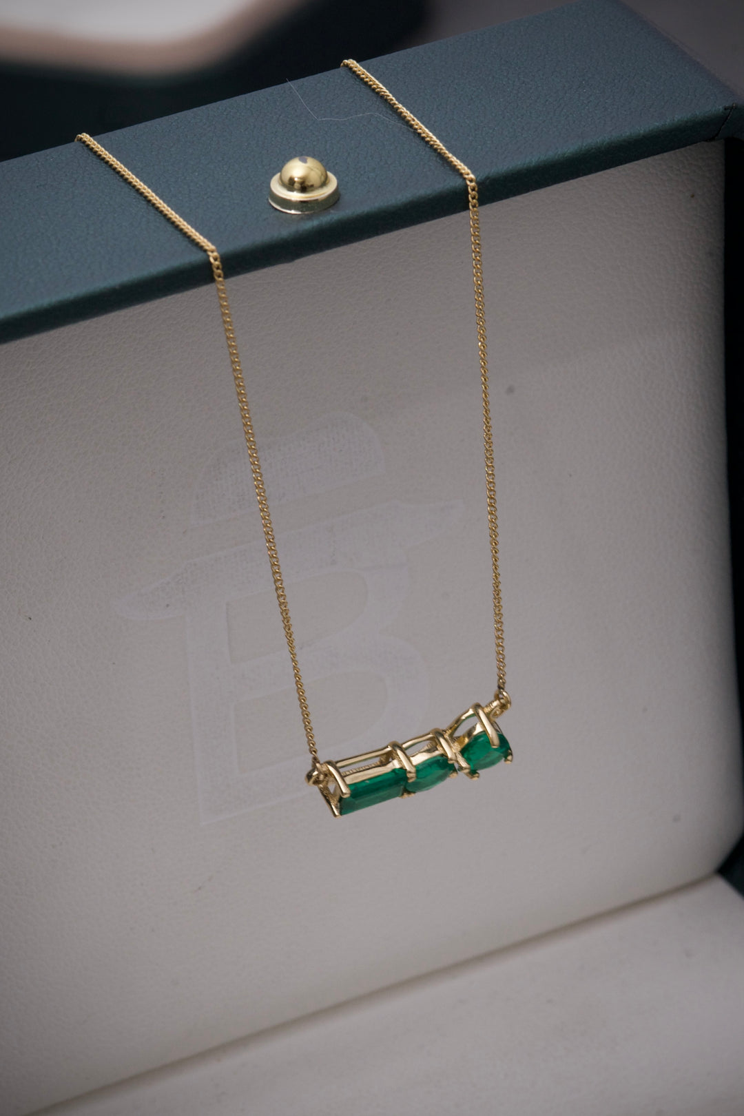 Cadena mini cubana con 121pts de esmeralda 2.6gr / Largo 40cm — Oro Amarillo