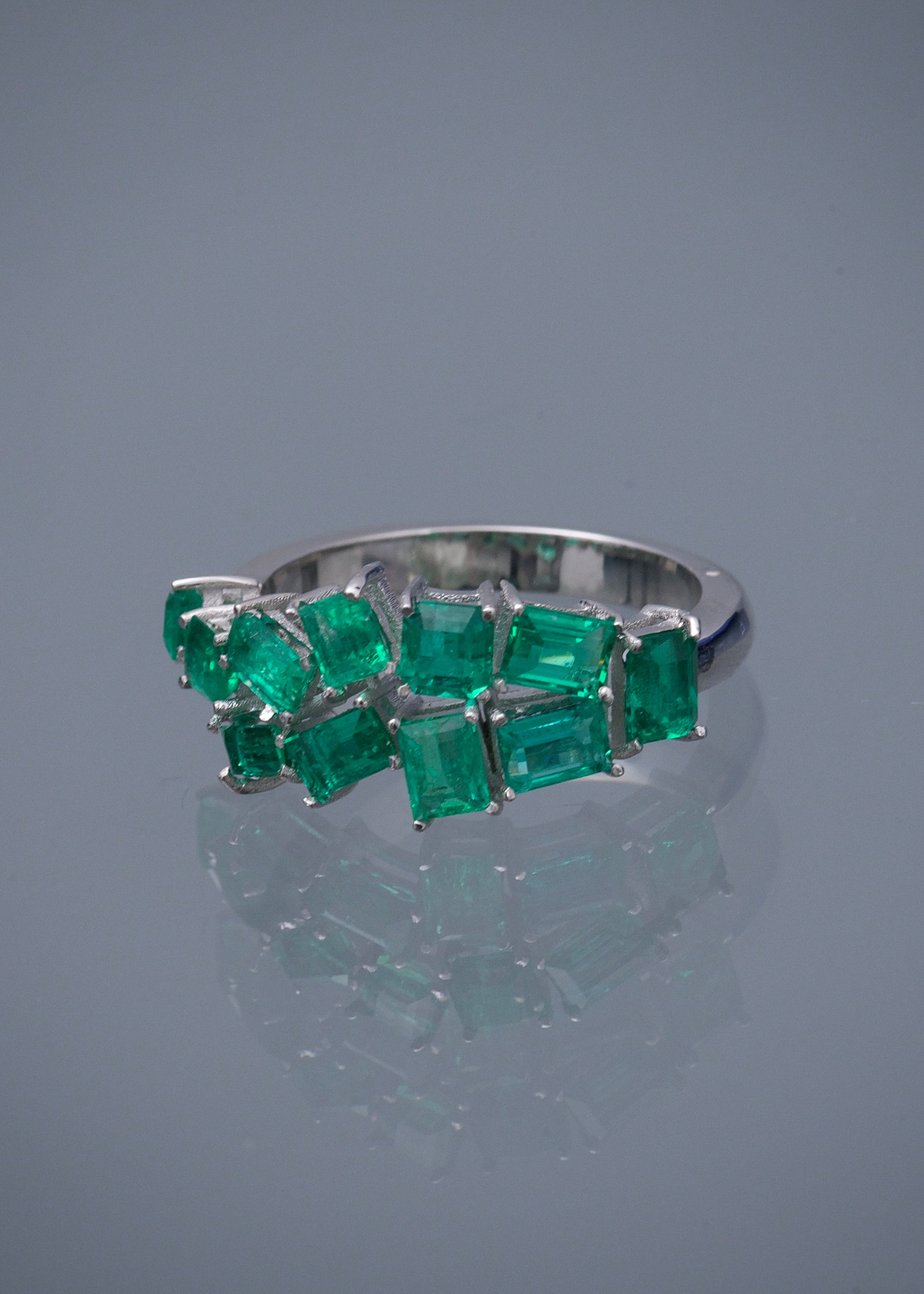 Anillo con 170pts de esmeraldas 4.65gr / TALLA 7 / Oro Blanco Nac (Joya) M