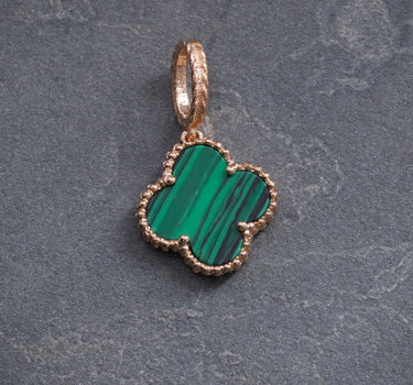 Dije lukcy clover piedra verde 1.9gr / Largo 2.5cm / Oro Rosado Nac B