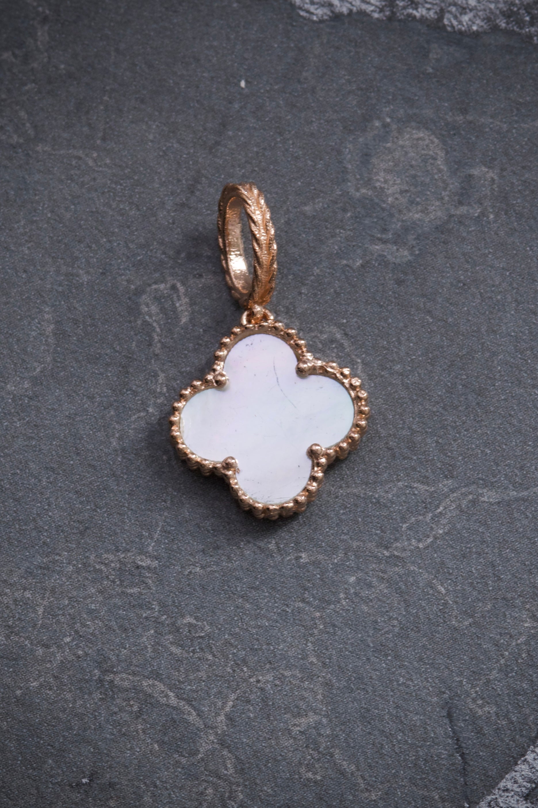 Dije lucky clover piedra blanca 1.9gr / 2.4cm / Oro Rosado lucky B