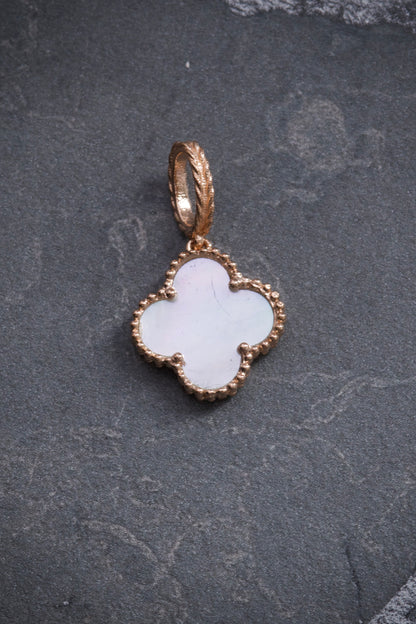 Dije lucky clover piedra blanca 1.9gr / 2.4cm / Oro Rosado lucky B