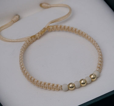 Pulsera en hilo beige con bolas lisas 4mm y neoprenos 0.25gr / Oro Amarillo (Joya) M