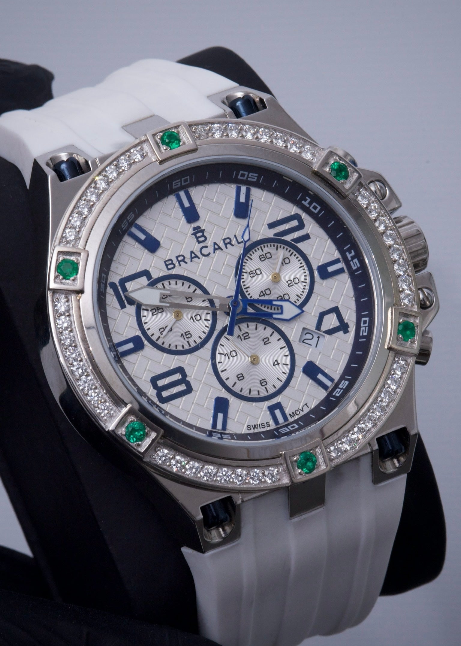 Reloj Bracarli Metal II. Con 123pts De Diamantes / 35pts De esmeraldas Correa Blanca / Oro Blanco / 7,65gr M