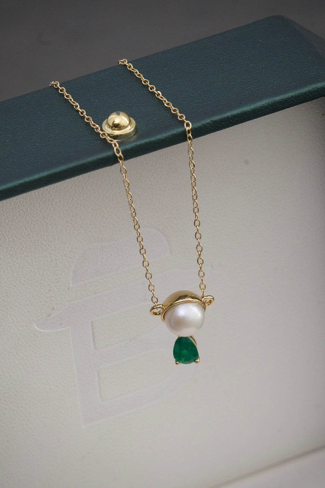 Cadena aro seguido con perla de 258pts y esmeralda de 41pts 2.85gr / Largo 40 cm — Oro Amarillo