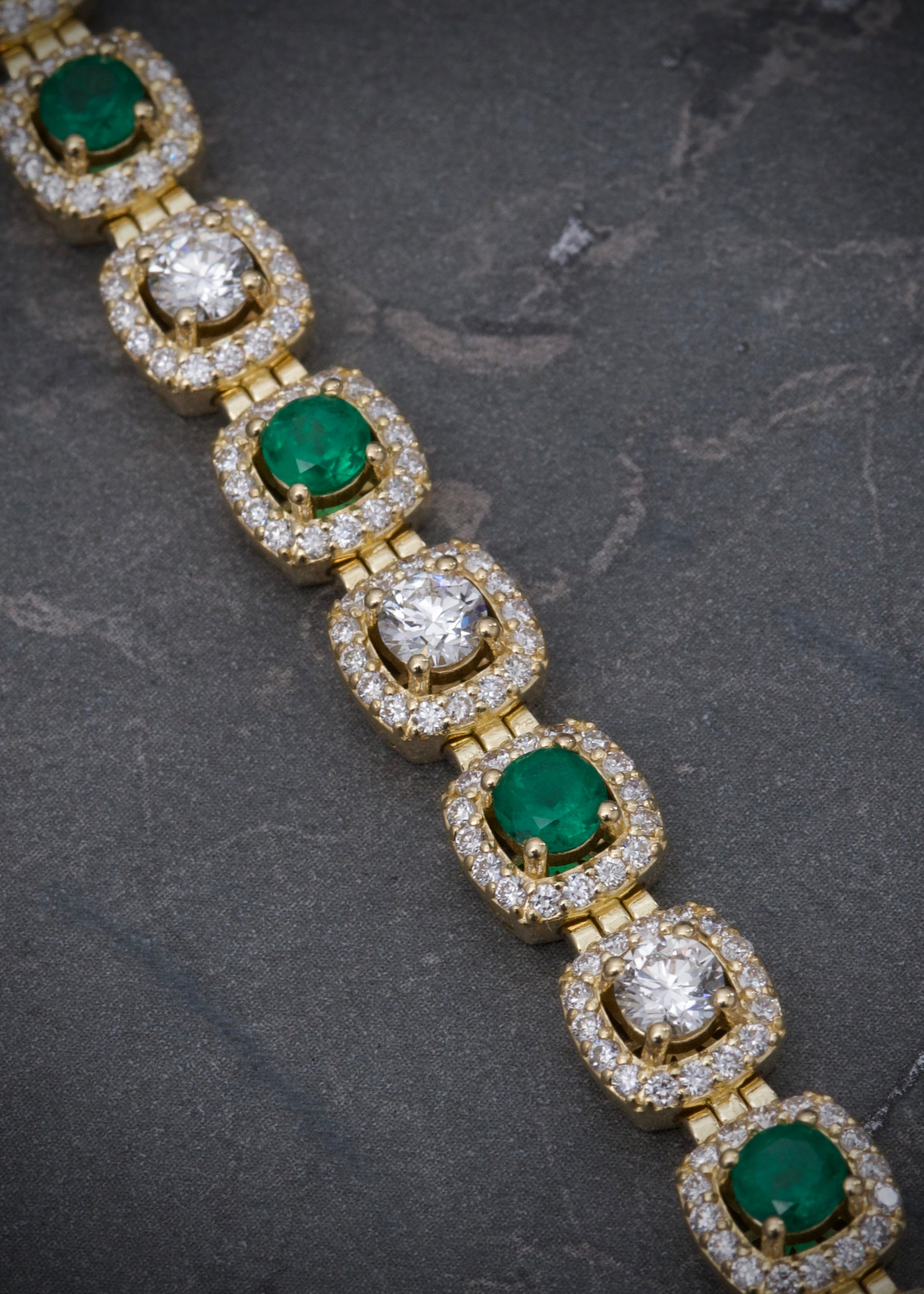 Pulso con 614pts de diamante blanco / 294pts de esmeraldas 29.2gr / Largo: 19.5cm / Oro Amarillo (Joya) M