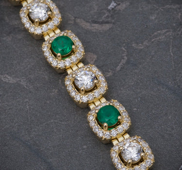Pulso con 614pts de diamante blanco / 294pts de esmeraldas 29.2gr / Largo: 19.5cm / Oro Amarillo (Joya) M