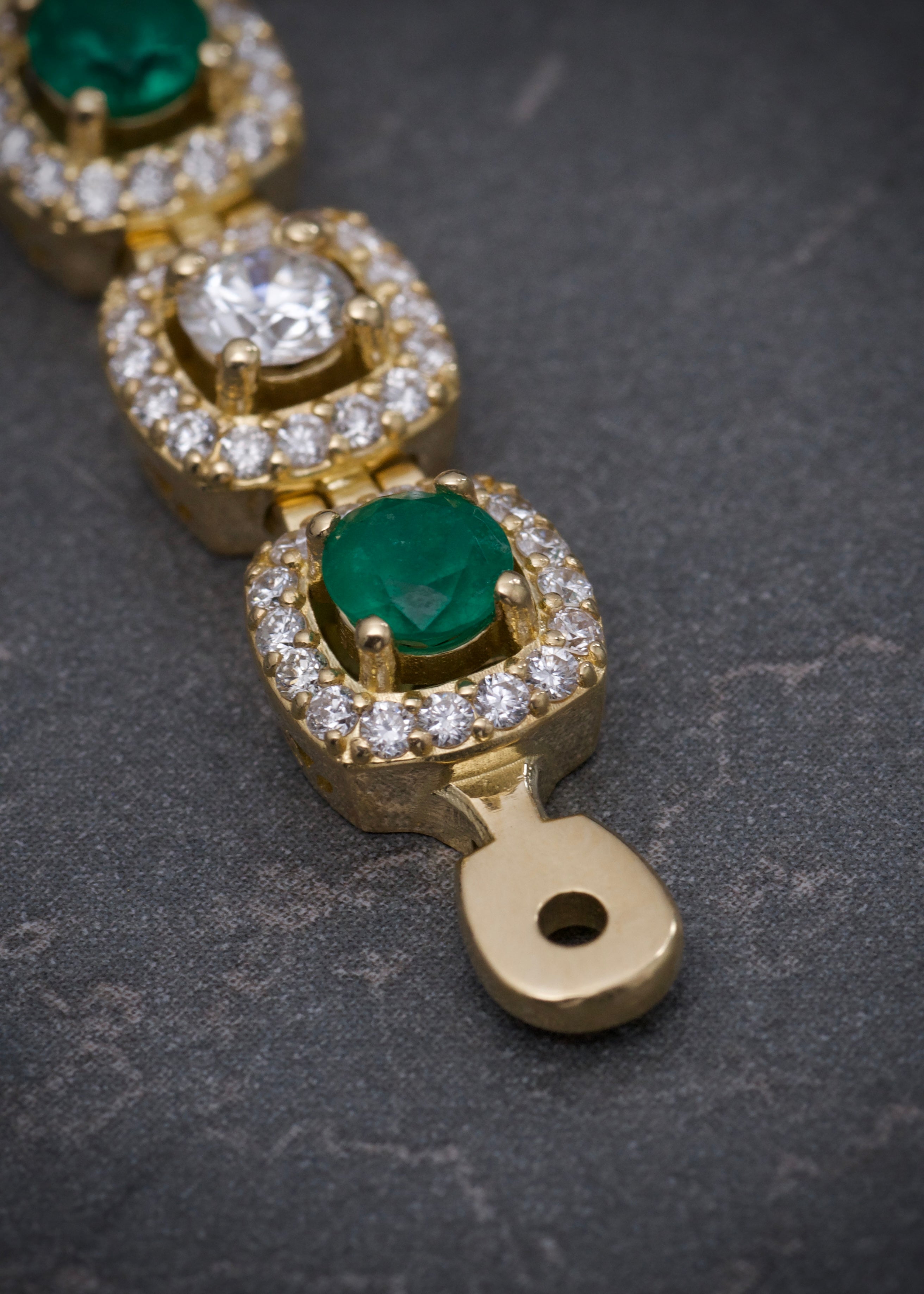 Pulso con 614pts de diamante blanco / 294pts de esmeraldas 29.2gr / Largo: 19.5cm / Oro Amarillo (Joya) M