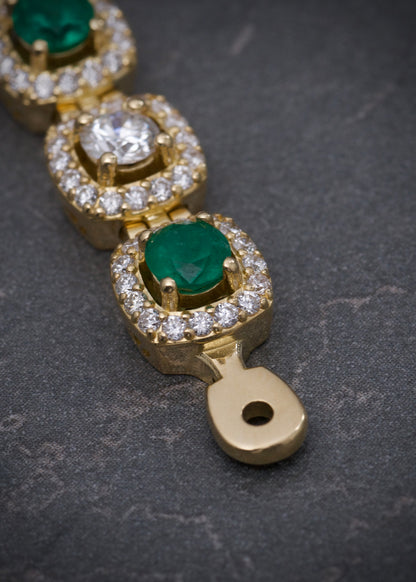 Pulso con 614pts de diamante blanco / 294pts de esmeraldas 29.2gr / Largo: 19.5cm / Oro Amarillo (Joya) M