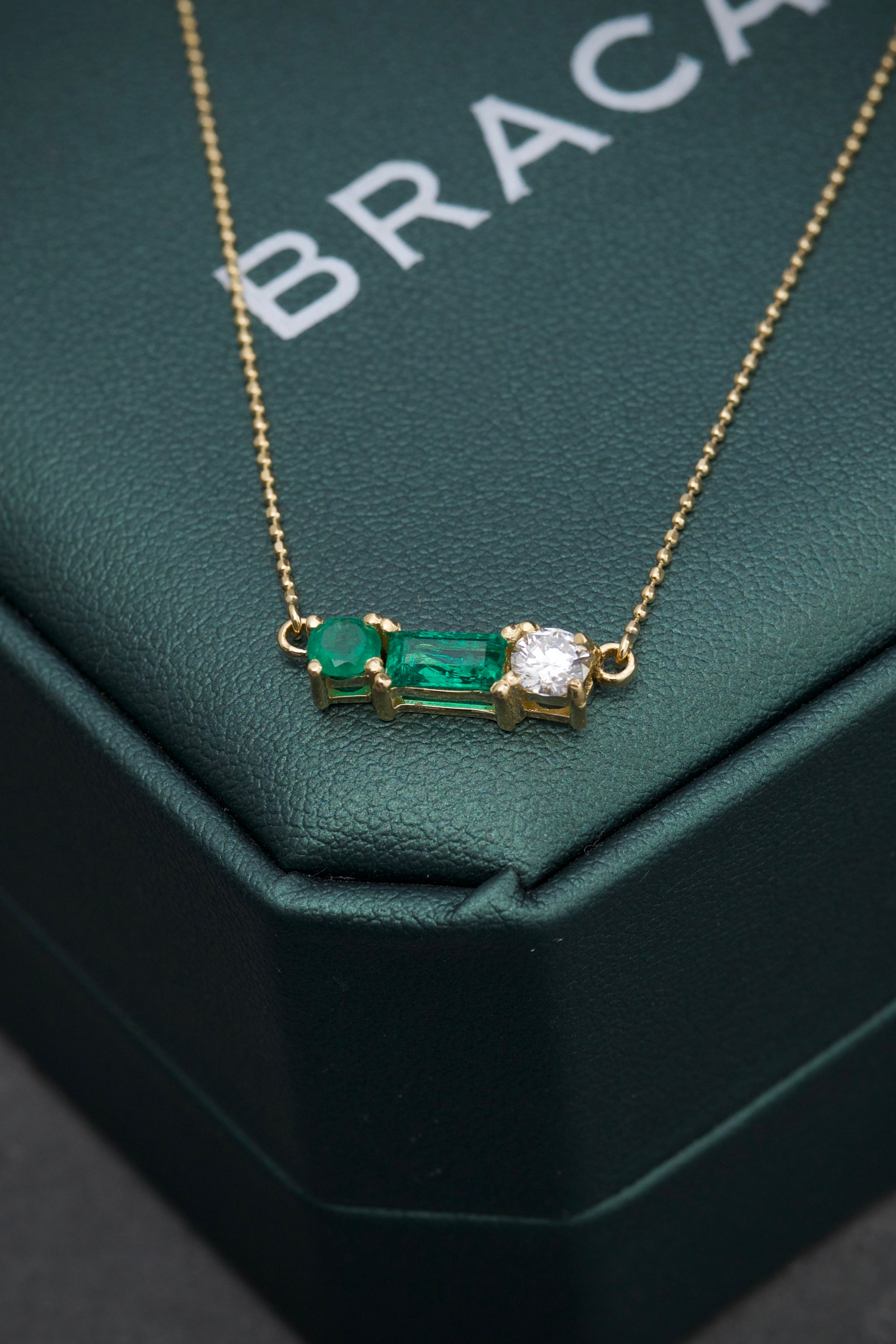 Cadena MINI MILITAR COn 60Pts De Esmeralda Y 26Pts Diamante 2.6gr / Largo 50cm / Oro Amarillo Nac (Joya)*