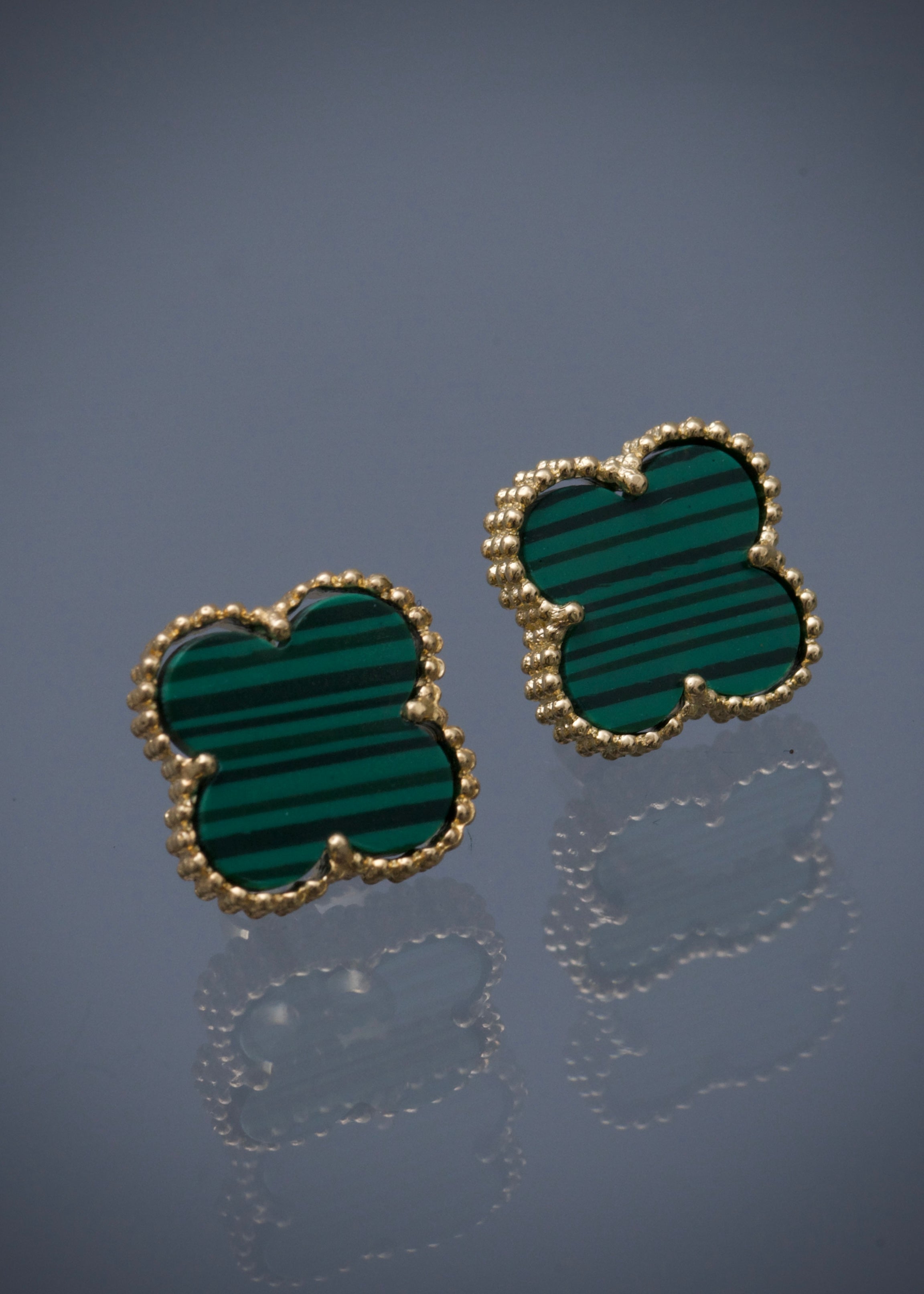 Topos lucky clover piedra verde 3.55gr / largo: 1.1cm / Oro Amarillo Nac B