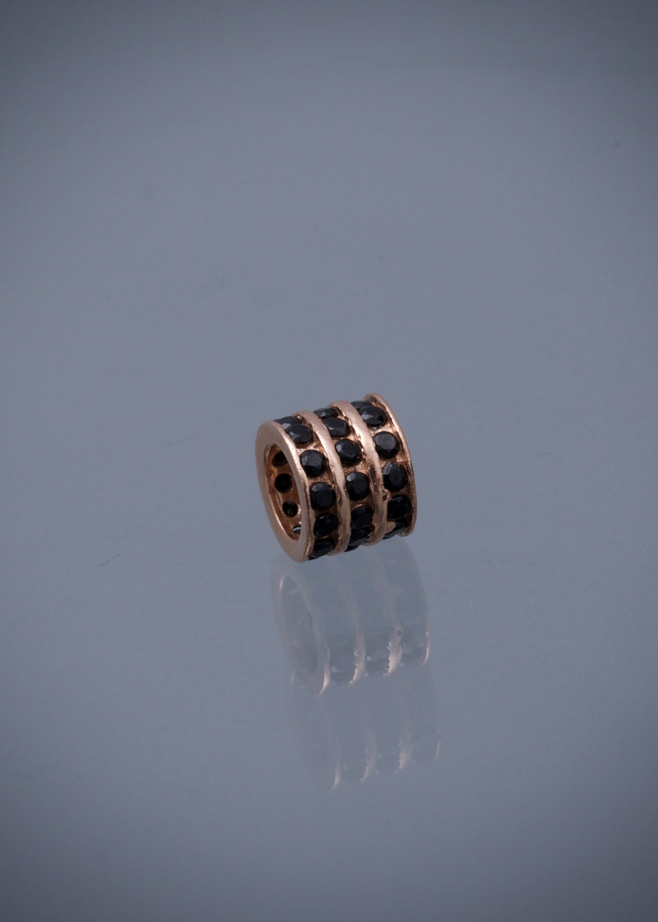 Herraje con swarovski negro 1.2gr / Largo: 0.63cm / Oro Rosado Nac B