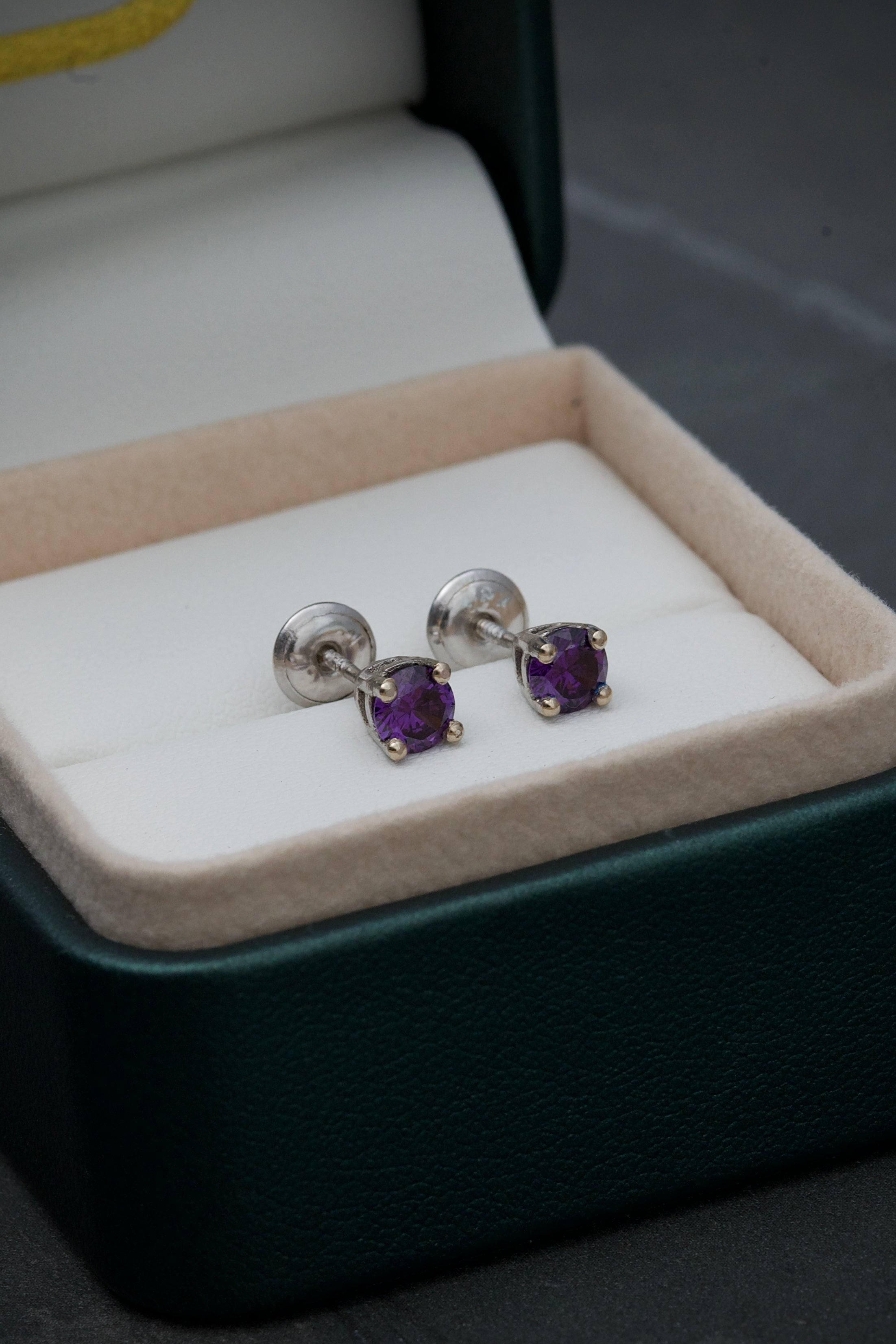 Topos con swarovski morado 1.25gr / Oro Blanco Nac P