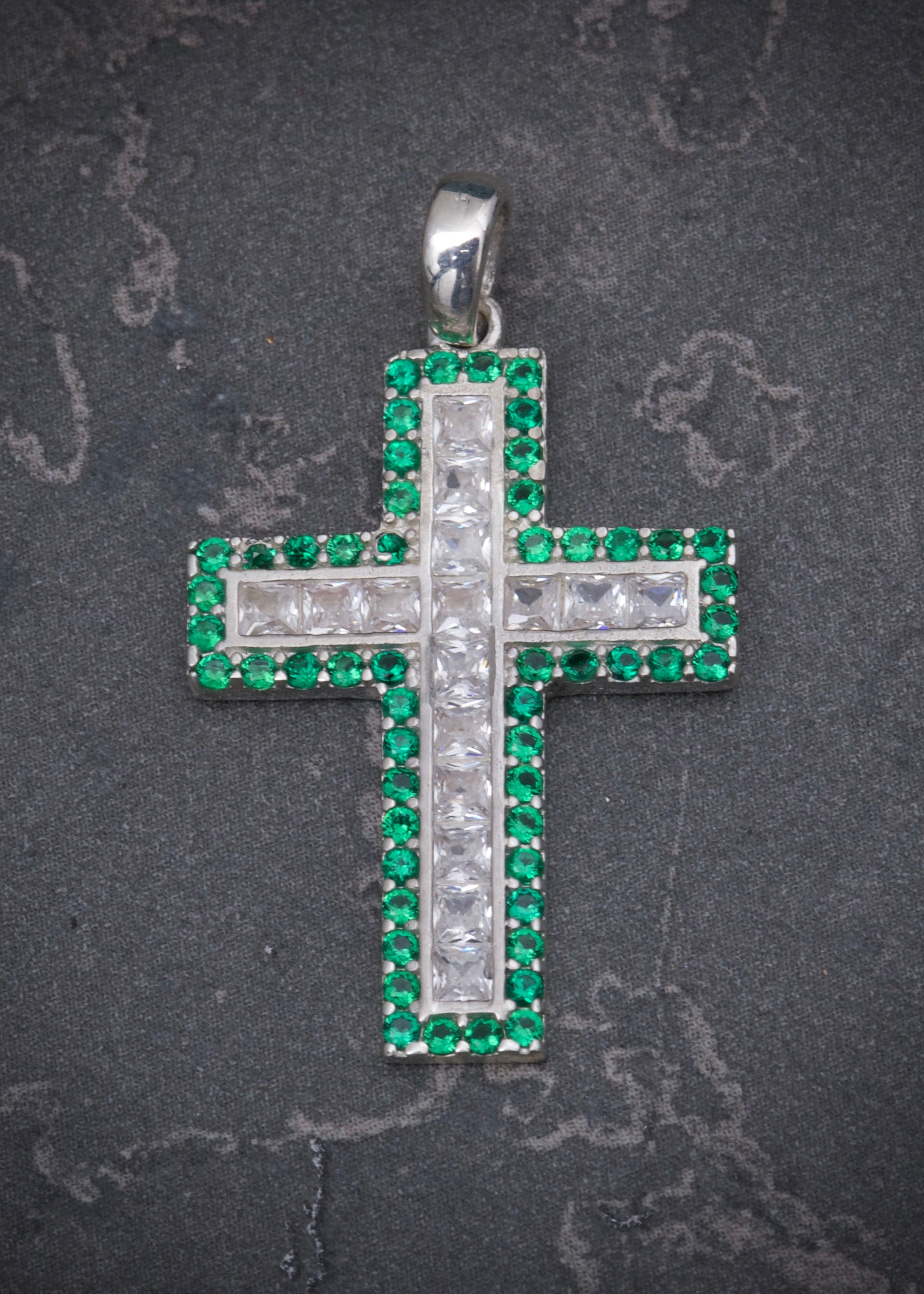 Dije cruz con swarovski blanco y verde 1.95gr / Largo: 3.1cm / Plata P