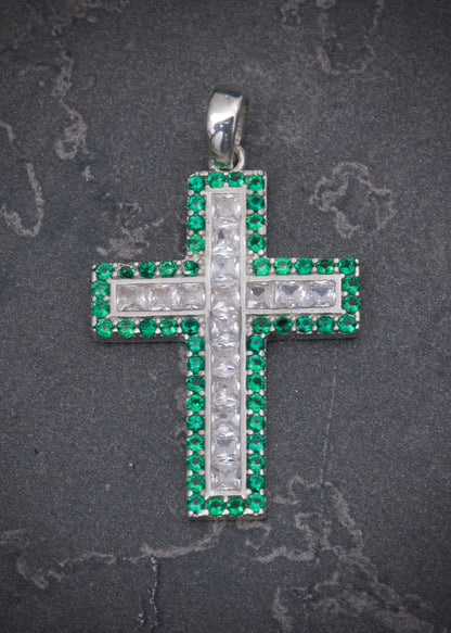 Dije cruz con swarovski blanco y verde 1.95gr / Largo: 3.1cm / Plata P