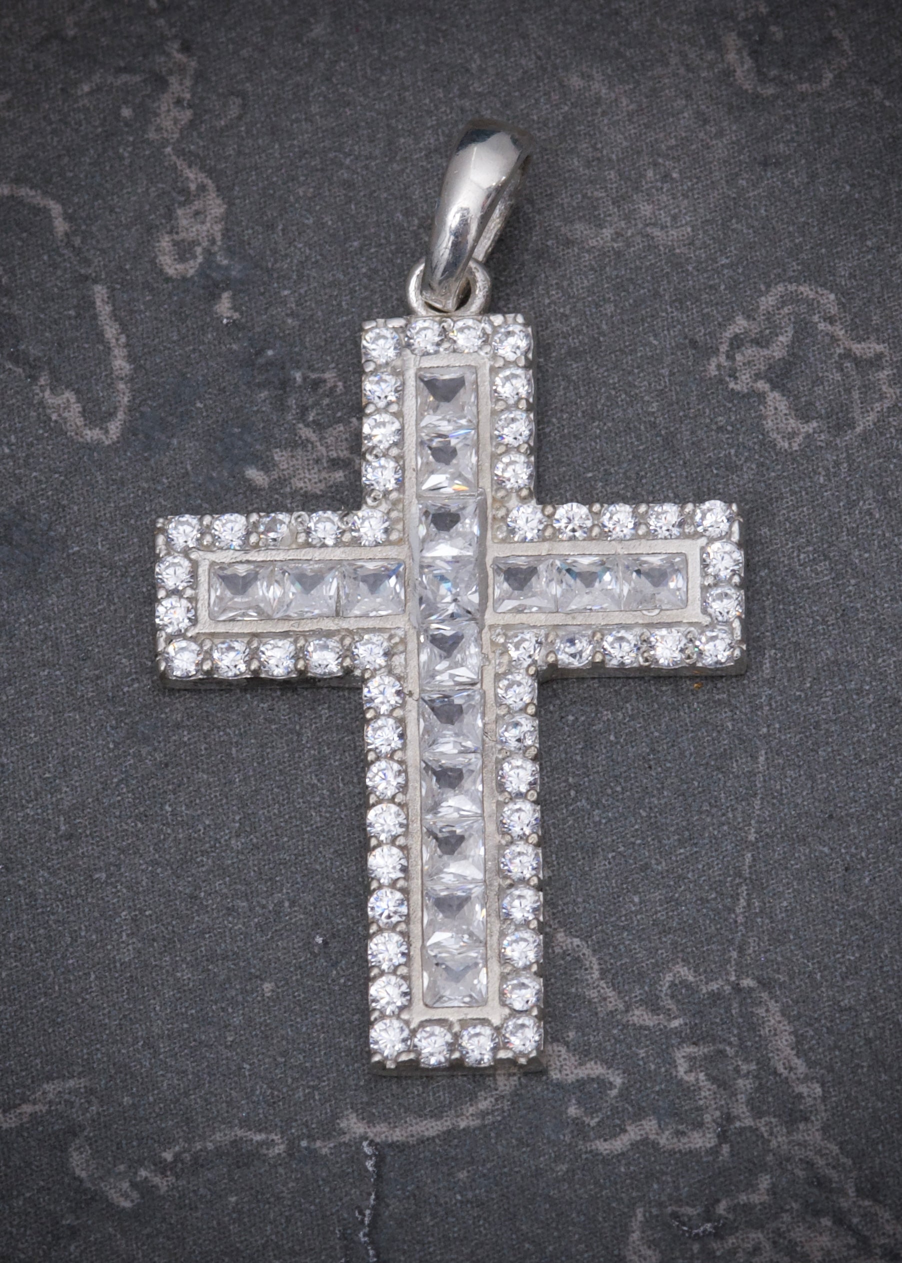 Dije cruz con swarovski blanco 2gr / Largo: 3.1cm / Plata M