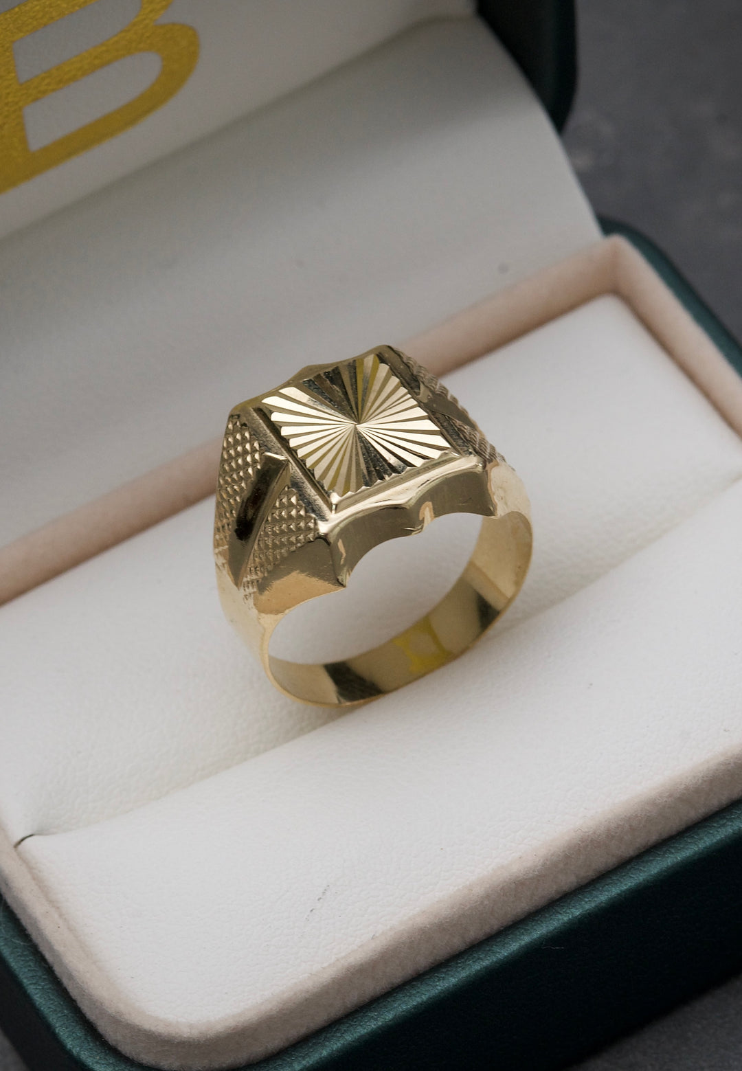 Anillo Rectangulo Diamantado 6.6gr / Talla 10 1/2 — Oro Amarillo