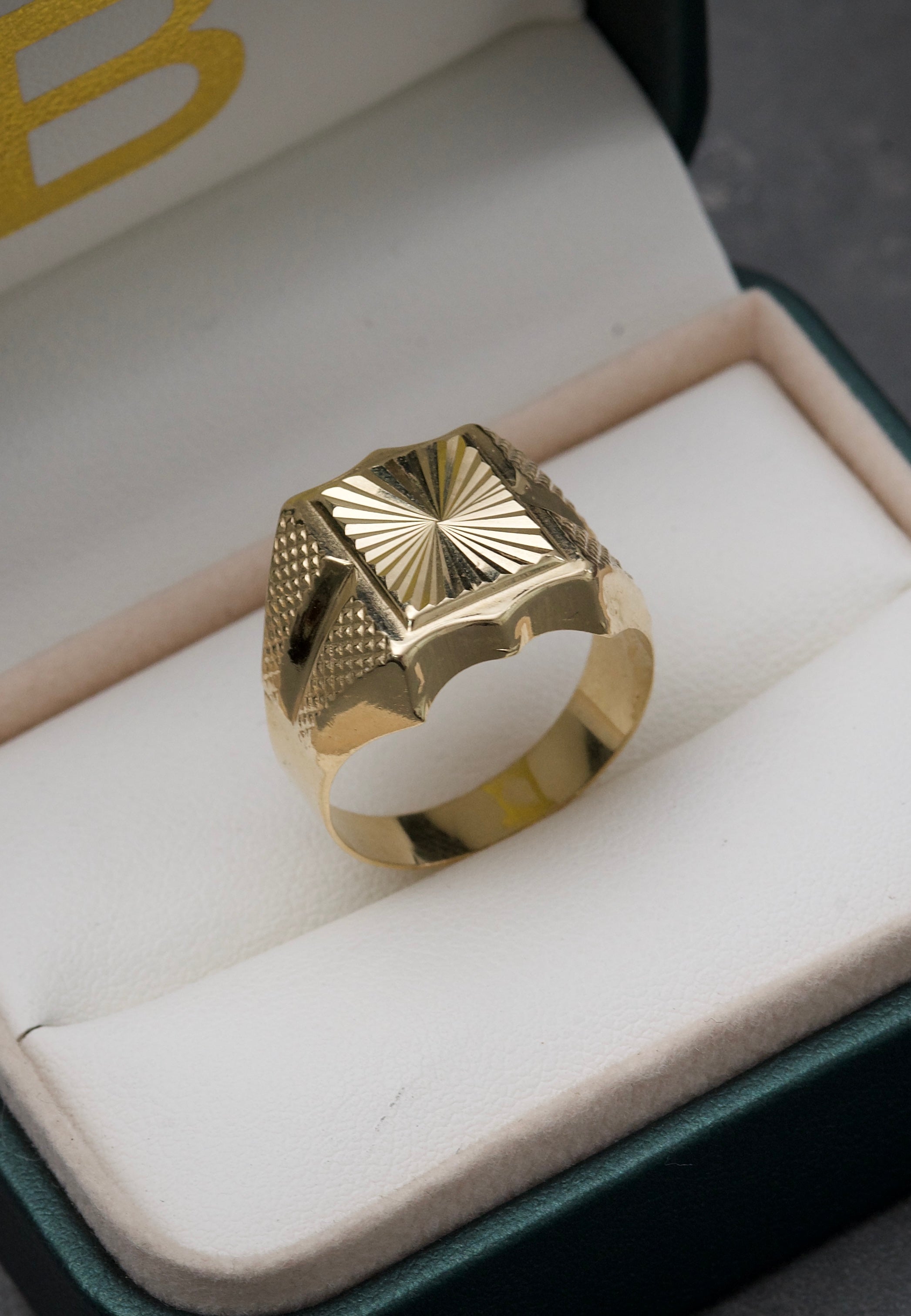 Anillo Rectangulo Diamantado 6.6gr / TALLA 10 1/2 / Oro Amarillo italy +2 M