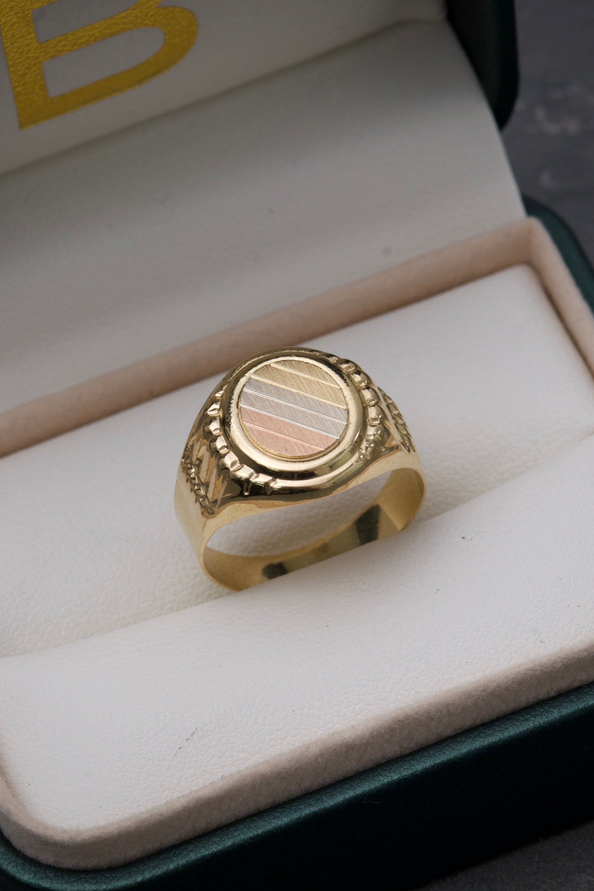 Anillo Con Circulo Diamantado 5.7gr / TALLA 9 3/4 / Tres Oros italy +2 M