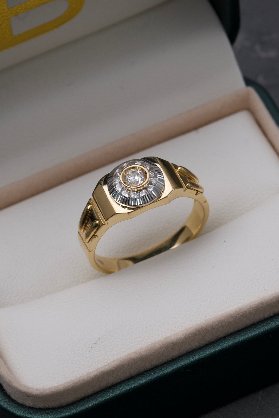 Anillo Con Swarovski Cental Y Laterales Blancos 5.9gr / Talla 10 3/4 — Oro Amarillo