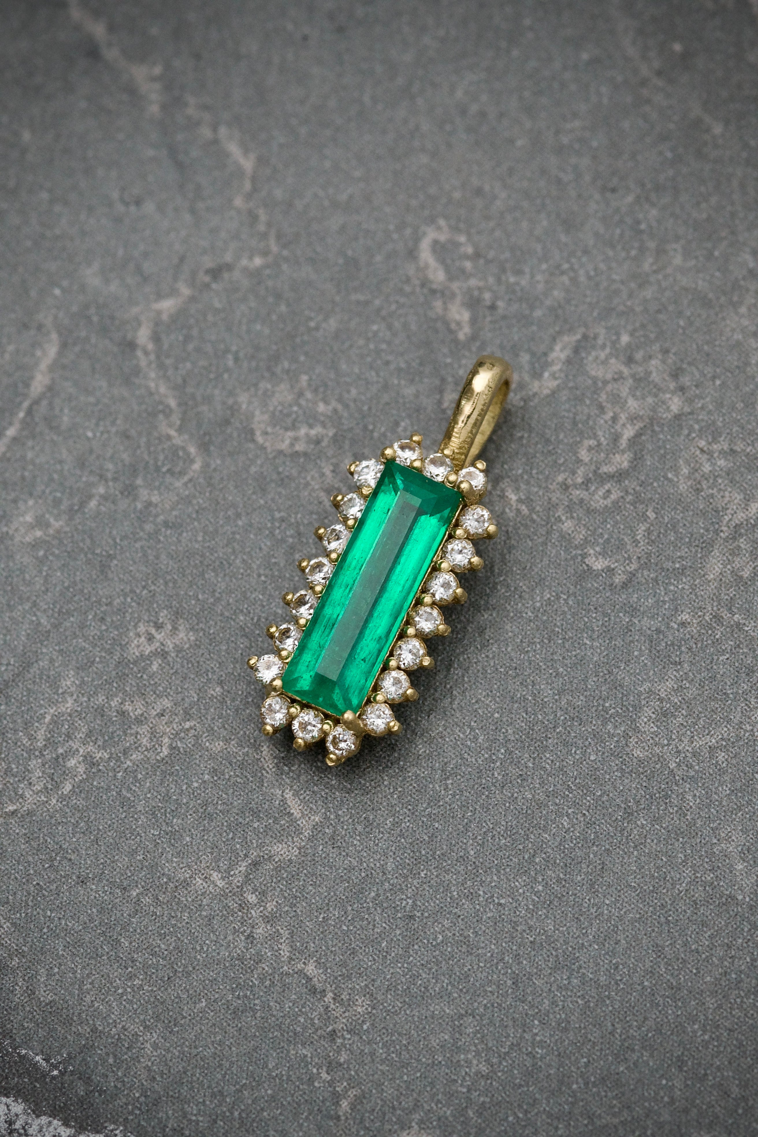 Dije con esmeralda de 68pts y 18pts de diamante blanco 1gr / Oro Amarillo (Joya) M