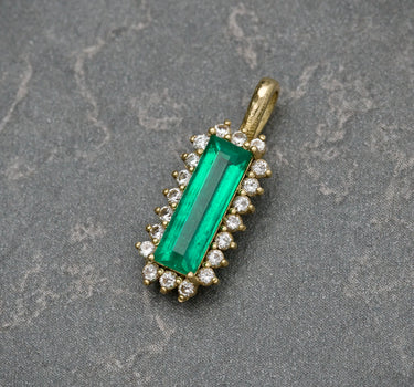Dije con esmeralda de 68pts y 18pts de diamante blanco 1gr / Oro Amarillo (Joya) M