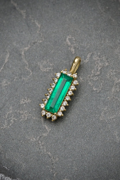 Dije Con 86Pts Esmeralda Y 16Pts Diamante Blanco 1gr / Largo 1.8cm / Oro Amarillo (Joya) M