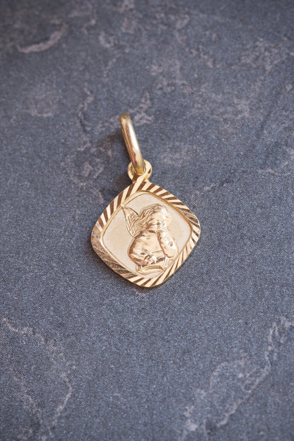 Dije medalla de angel 0.85gr / Largo 1.8cm / Oro Amarillo italy +2 B