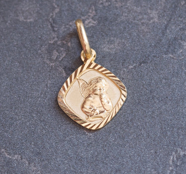 Dije medalla de angel 0.85gr / Largo 1.8cm / Oro Amarillo italy +2 B