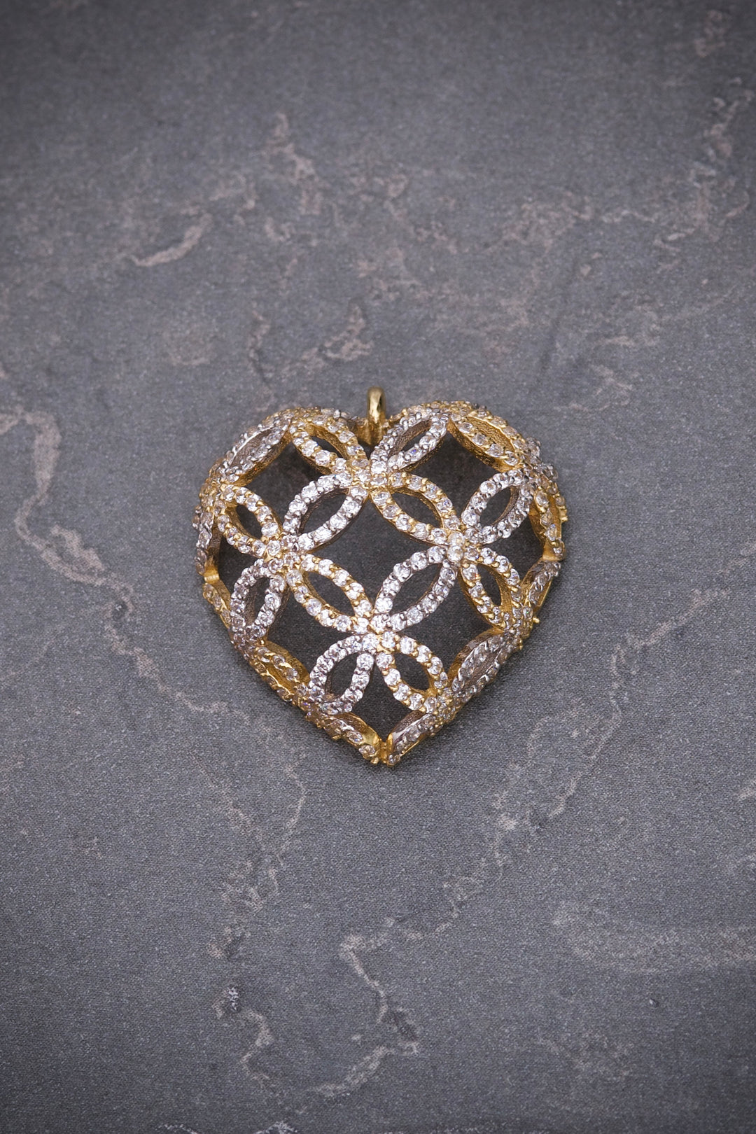 Dije Corazon Con Swarovski BlanCo 3.9gr / Largo 2.3cm — Oro Amarillo