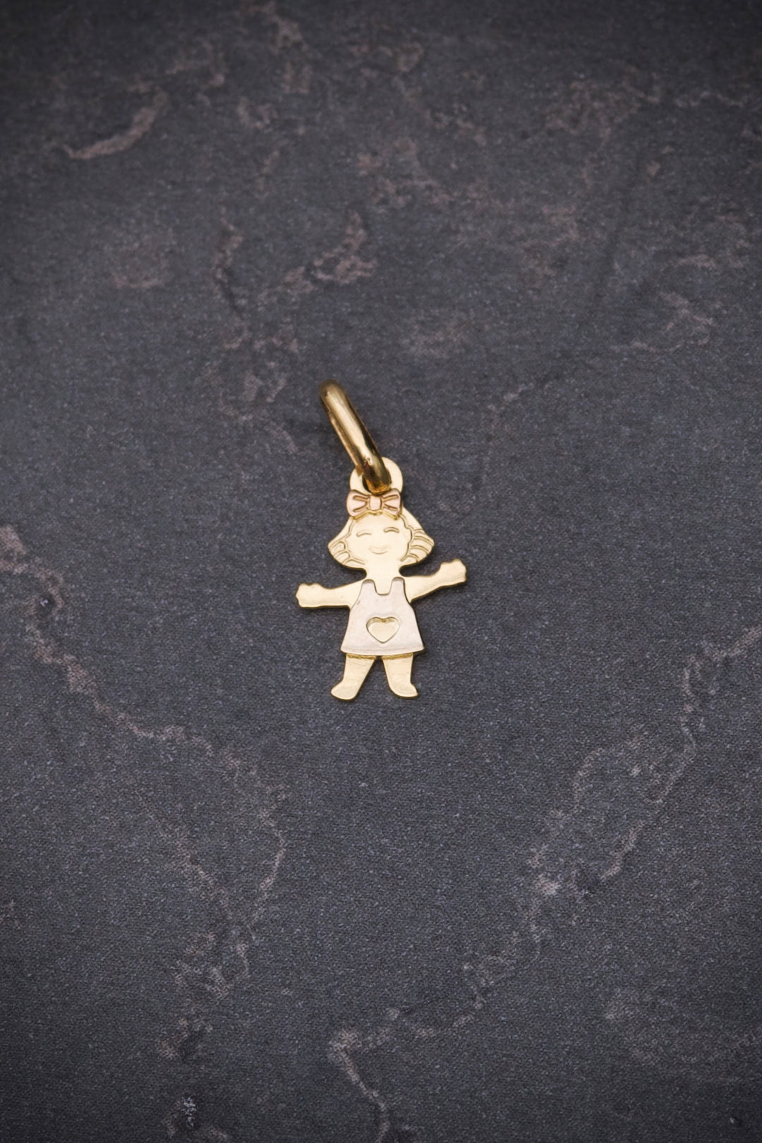 Dije niña 0.4gr / Largo 1.7cm — Oro Amarillo