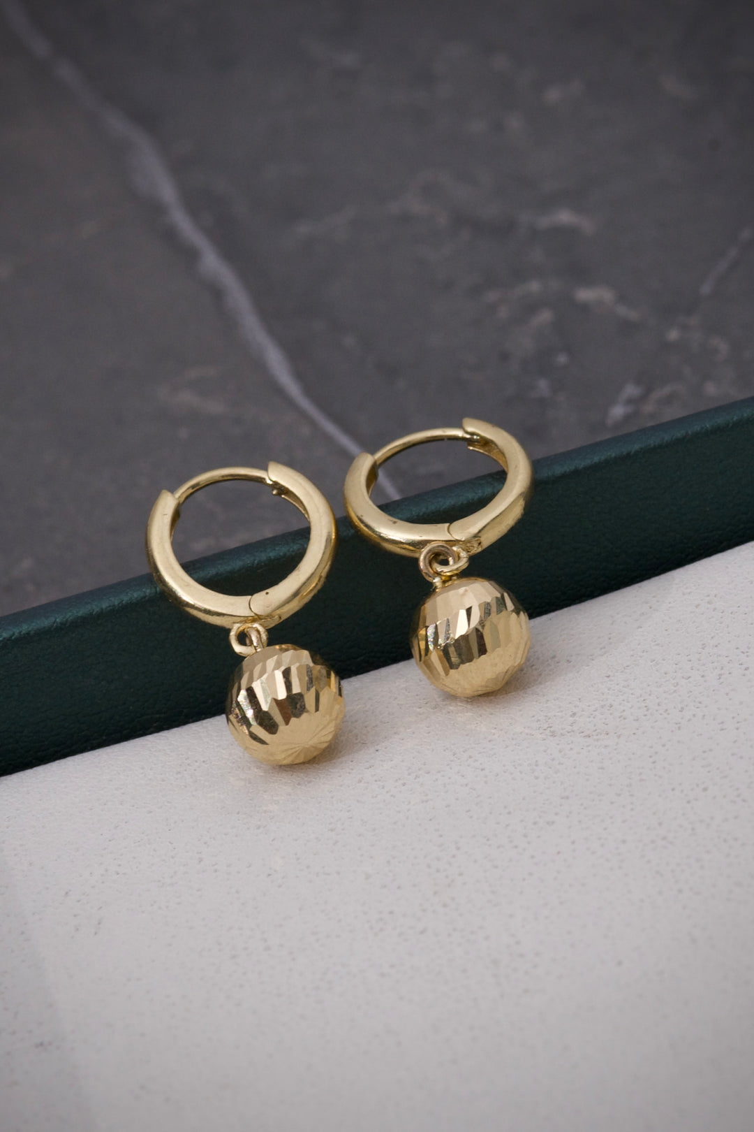 Candongas Con Bola Diamantada 8mm 3.15gr / Largo 2.2 cm — Oro Amarillo