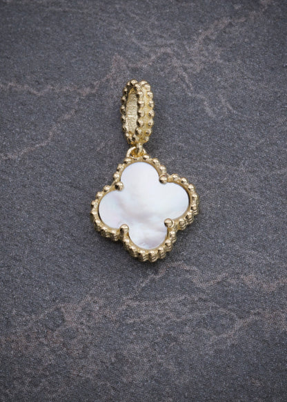 Dije lucky clover piedra blanca 0.9gr / Largo 1.6cm / Oro Amarillo Nac B