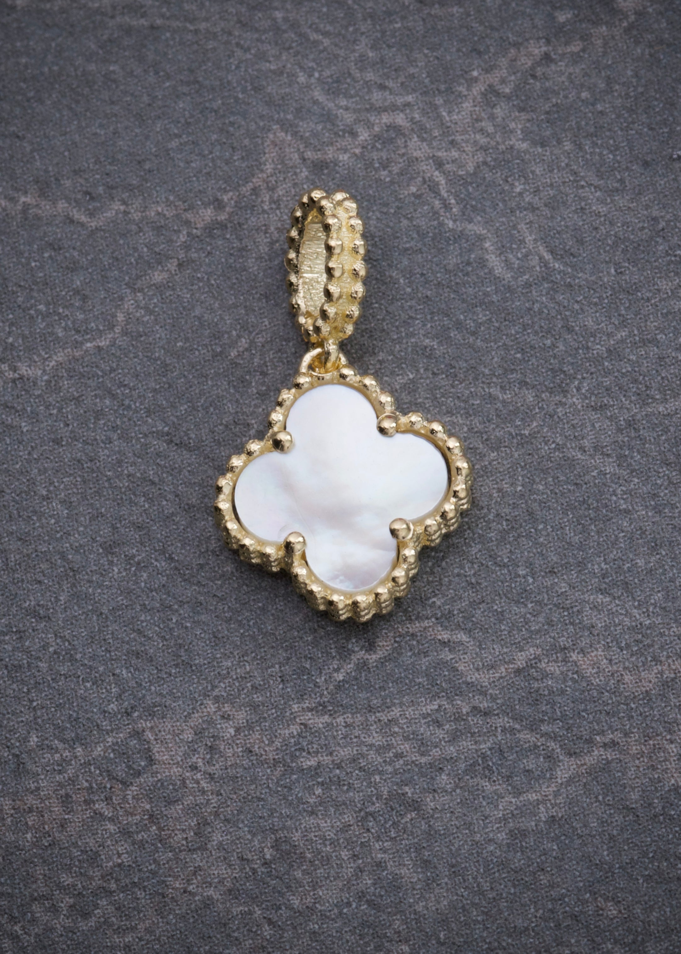 Dije Lucky Clover Piedra Blanca 0.9gr / 1.6cm / 9.6mm — Oro Amarillo