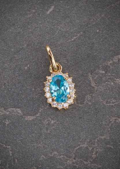 Dije ovalado con swarovski azul y blanco 0.65gr / Largo 1.4cm / Oro Amarillo Nac B