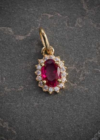 Dije ovalado con swarovski fucsia y blanco 0.6gr / Largo 1.4cm / Oro Amarillo Nac B