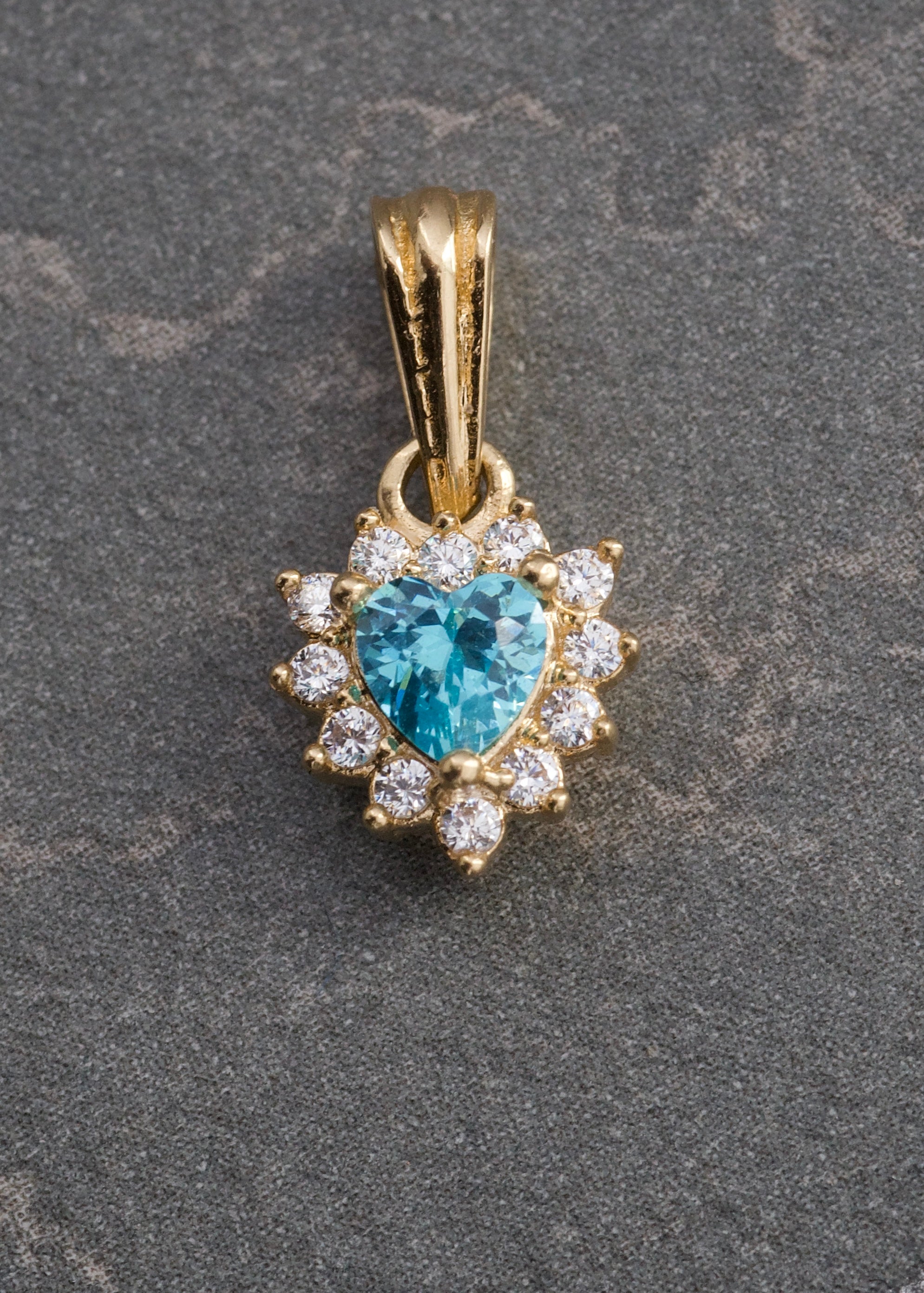 Dije corazon con swarovski azul y blanco 1.2gr / Largo 1.4cm / Oro Amarillo Nac B