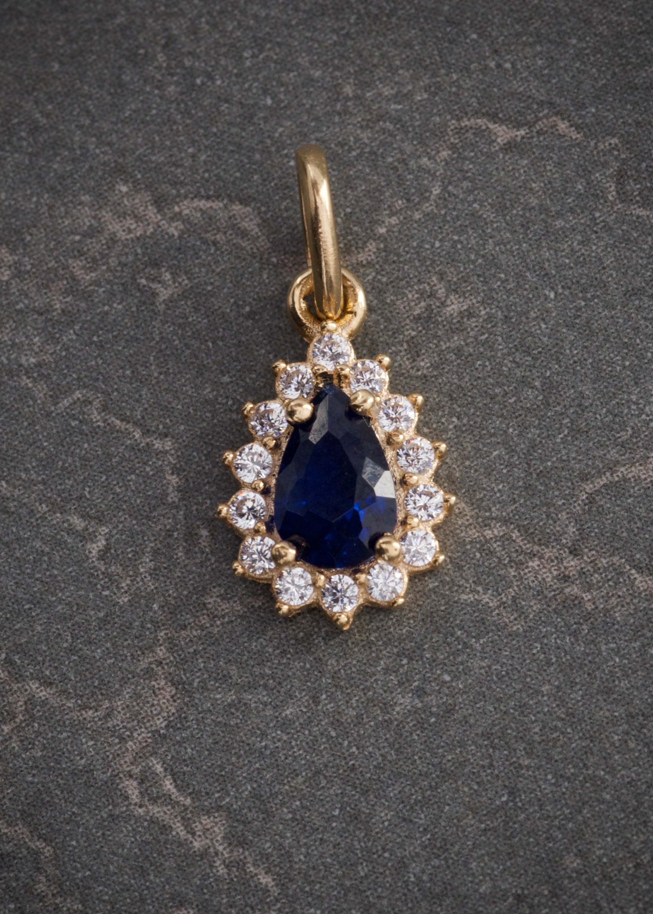 Dije gota con swarovski azul y blanco 0.7gr / Largo 1.5cm / Oro Amarillo Nac B